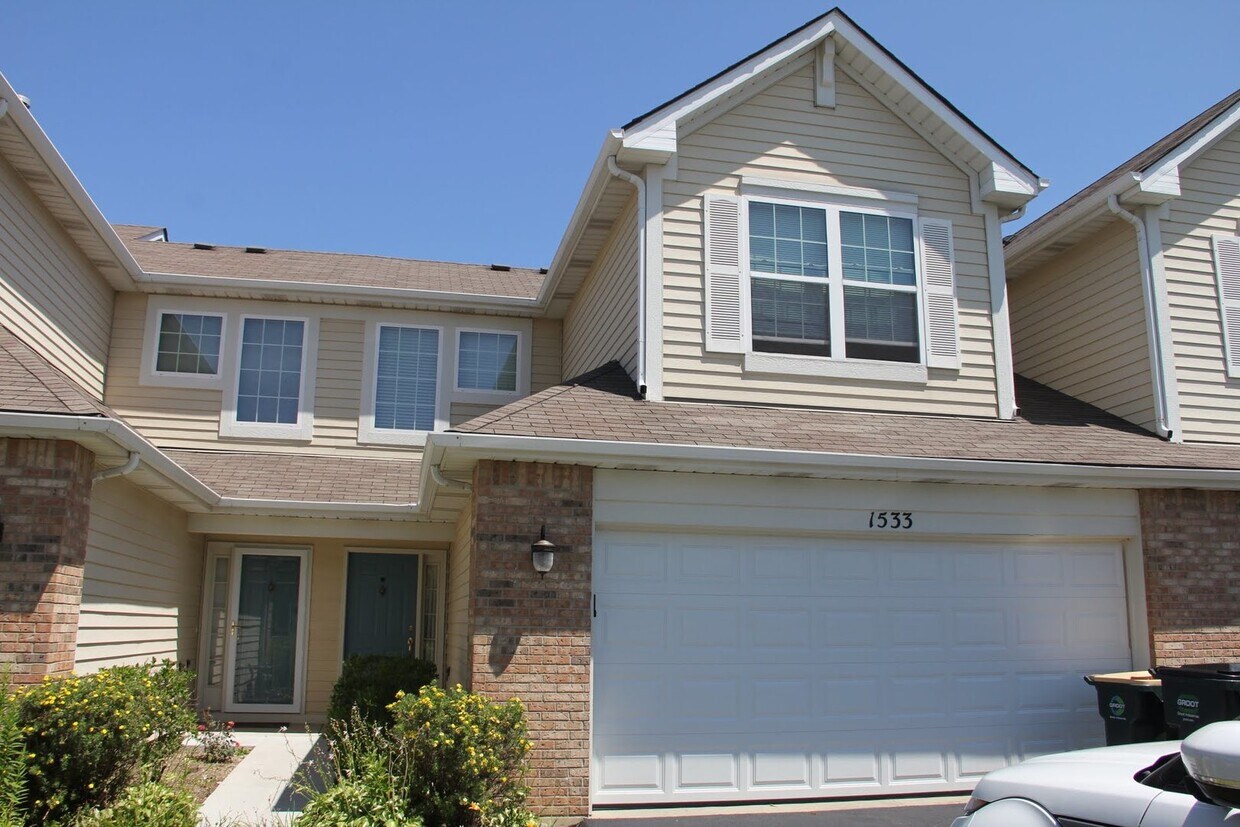 1533 S Candlestick Way, Waukegan, IL 60085 Townhome Rentals in
