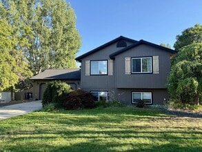 Building Photo - 518 E Pine Needle Ave