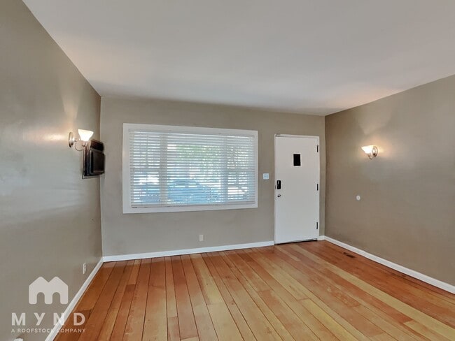 Building Photo - 2141 Royal Oaks Dr