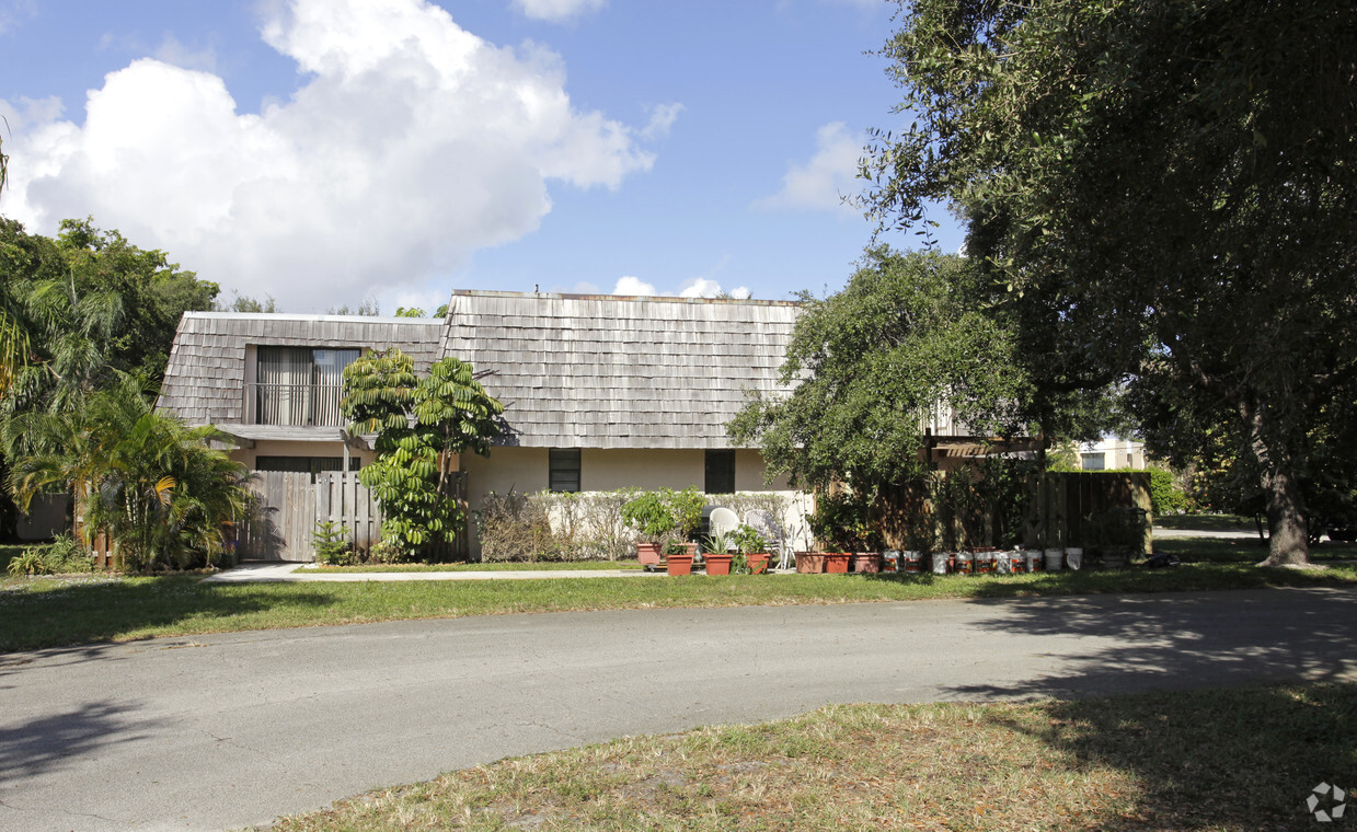 Building Photo - Palms of Delray