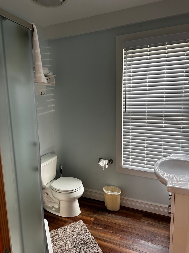 DOWNSTAIRS BATHROOM - 7 Myrtle Ave