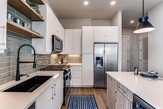 Building Photo - 1010 Waugh Apartments