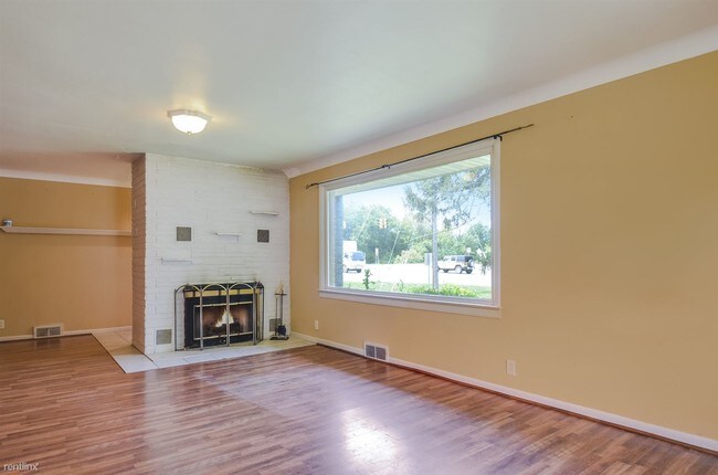 Building Photo - 2077 River St