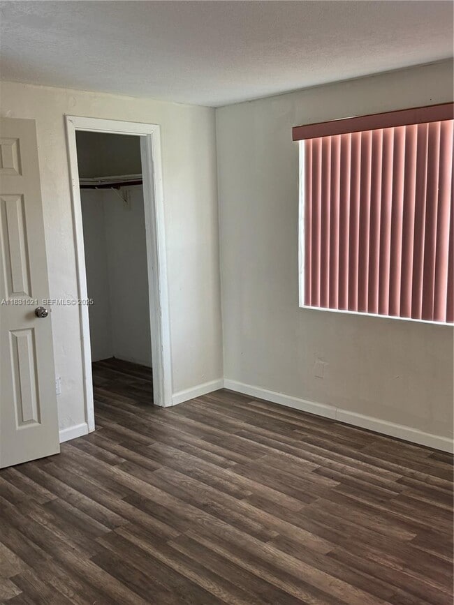 Foto del edificio - 1240 NW 86th St