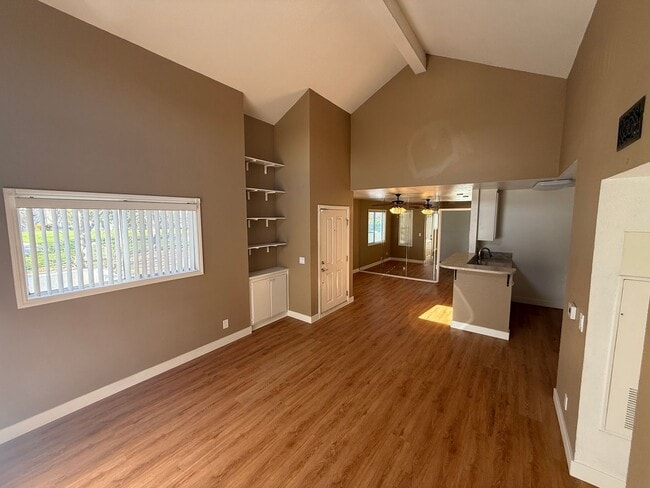 Building Photo - Charming 2-Bedroom Upper Unit Condo with Community Amenities in Newhall!