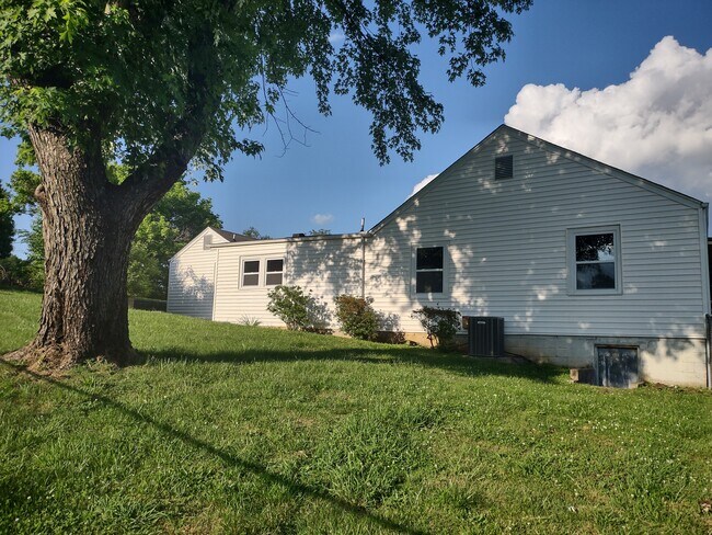 Building Photo - 4703 Bay St