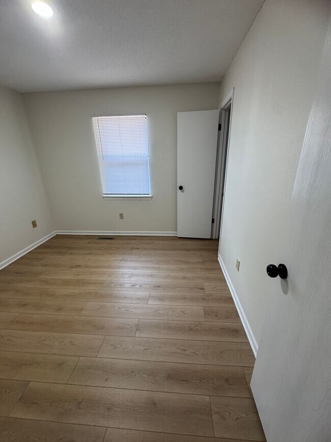 Foto del edificio - 680-682 W. Country Squire Ct.