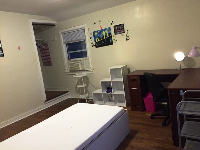 Available room: large - 1 Bassett Pl