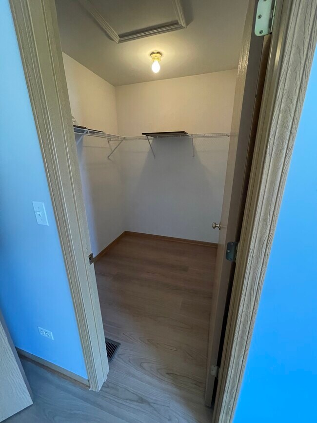 Vestidor en la habitación principal - 404 Littleton Trl