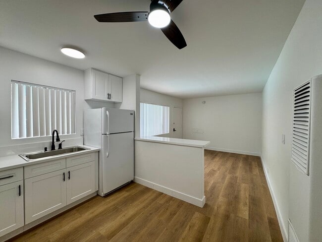 Building Photo - 1230 W 29th St