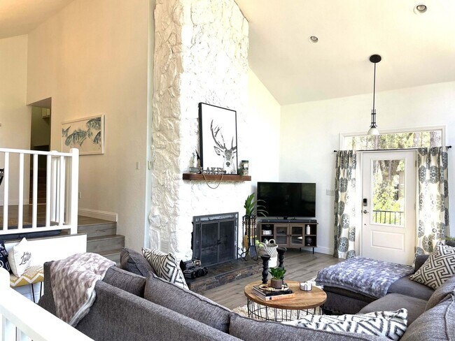 Foto del edificio - 3 bedroom, 3 bath unfurnished or furnished...