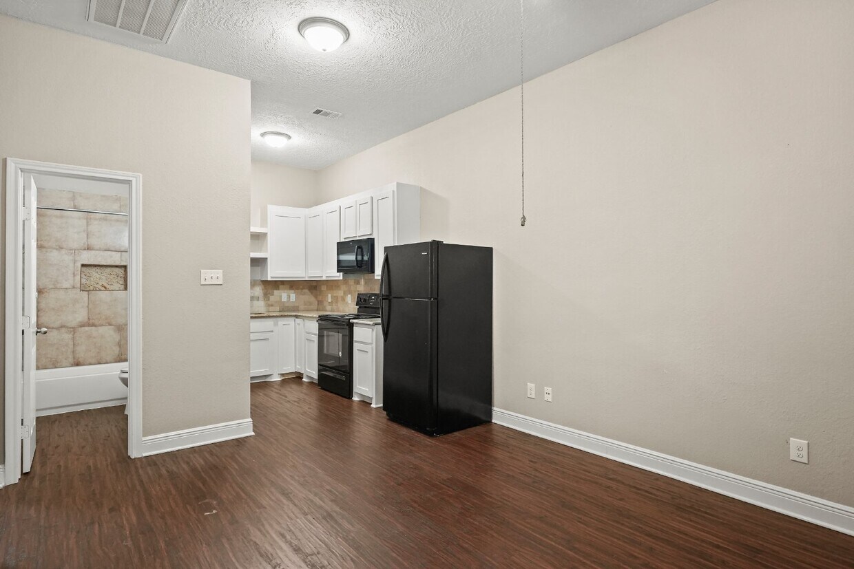 Foto principal - One of a kind, adorable 2 bed/1bath