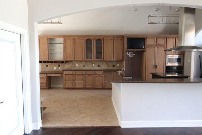 Building Photo - 7950 Riviera Ct