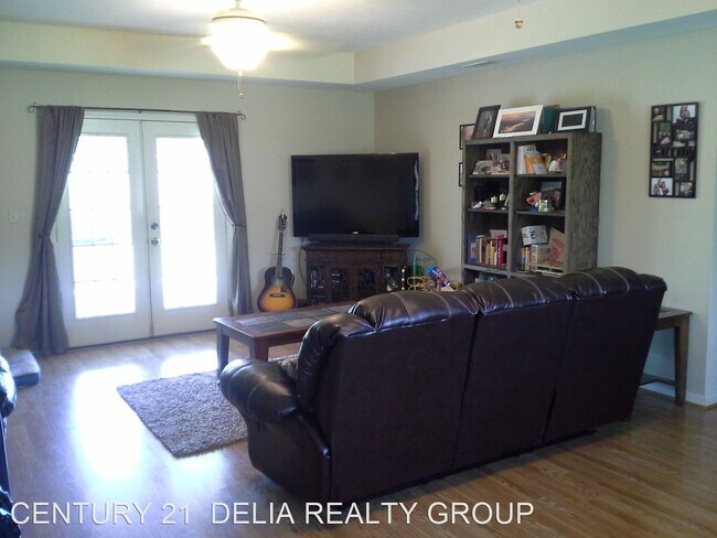 Building Photo - 3 br, 2 bath House - 211 North Ridge Dr.