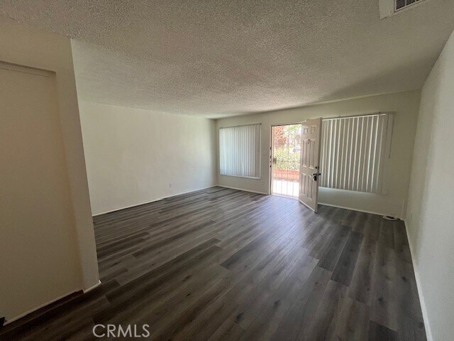 Foto del edificio - 51049 Eisenhower Dr