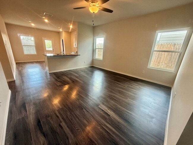 Building Photo - 110 S Rainbow Dr