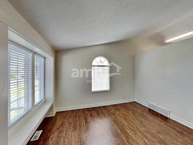 Building Photo - 5806 S Stone Flower Way