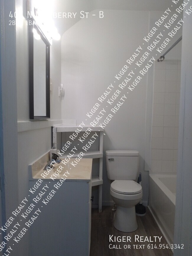 Building Photo - 2 Bedroom, 1 Bathroom Upstairs Apartment