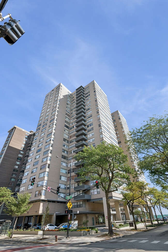 Building Photo - 6301 N Sheridan Rd