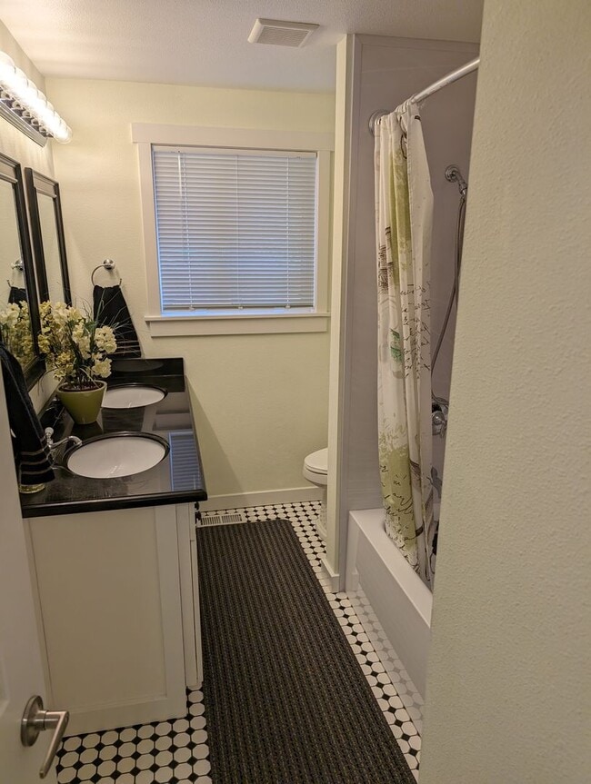 Building Photo - Highly Desirable Edmonds Rambler; 3 Bedroom 1 bath