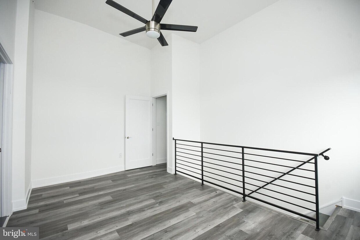 Primary Photo - 6162 Ridge Ave