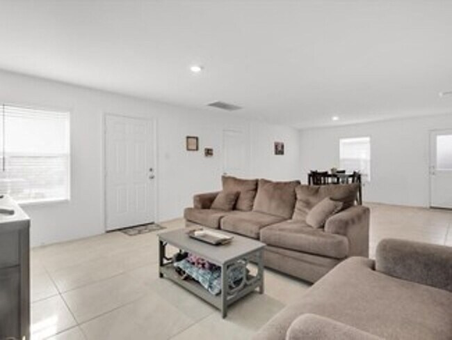 Foto del edificio - 208 Rubylace Dr