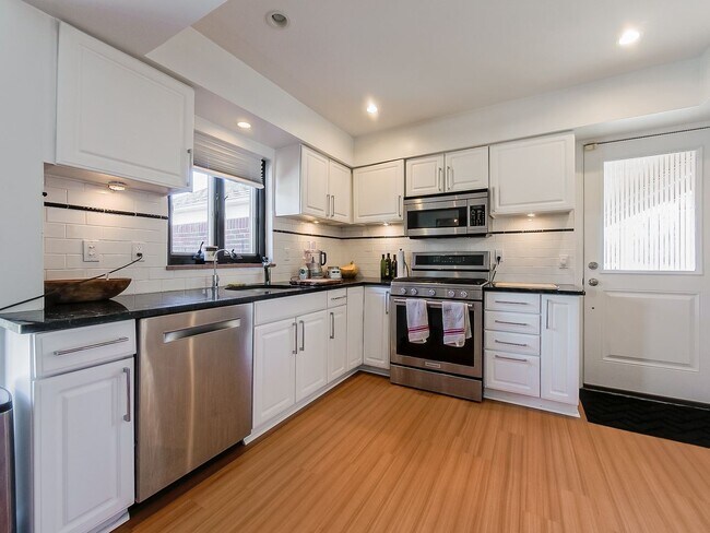 Foto del edificio - Welcome to this beautiful Fully furnished 3-bedroom, 3-bathroom home located in the desirable Gro...