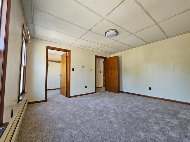 Dormitorio - 140 W Utica St