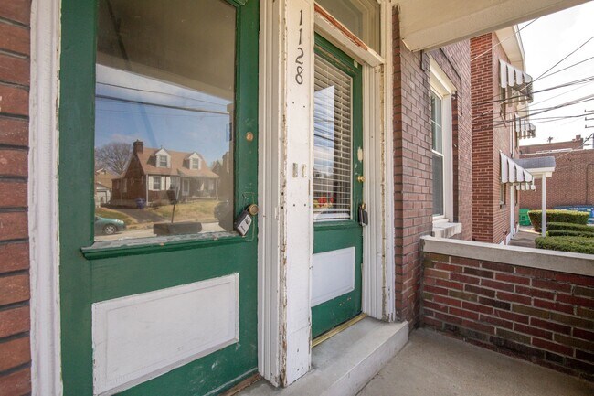 Building Photo - Charming Renovation in the HEART of DOGTOWN!