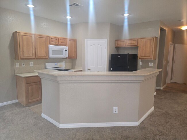 Building Photo - NEWLY REMODELED TOWN HOME IN HENDERSON AWA...