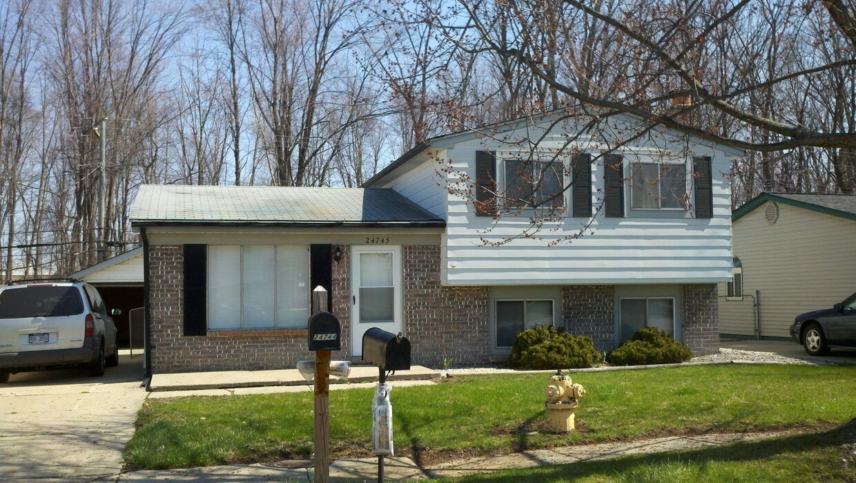 24745 Orchid St, Harrison Township, MI 48045 House for Rent in