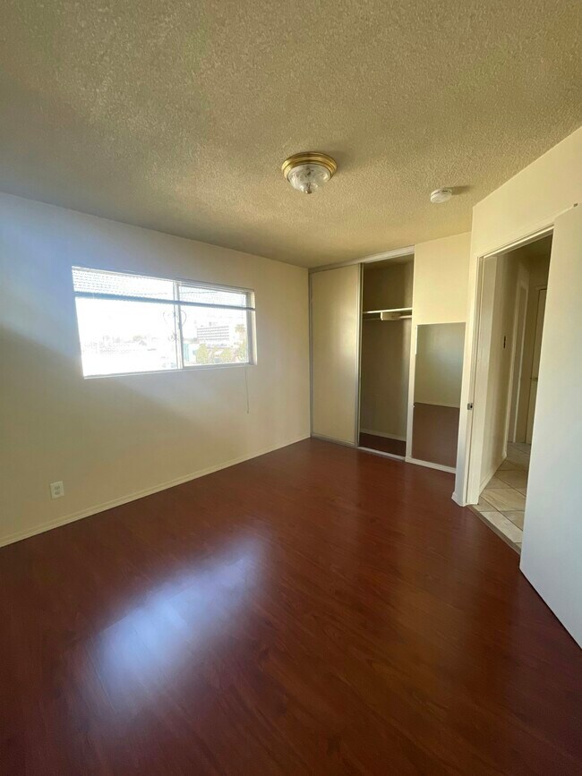 Foto del edificio - 1023 E 12th St