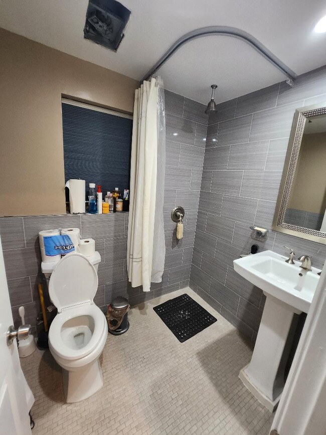 Building Photo - 3852 Mount Vernon Dr