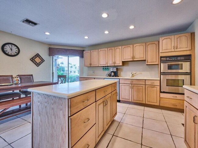 Foto del edificio - 2810 NE 48th Ct