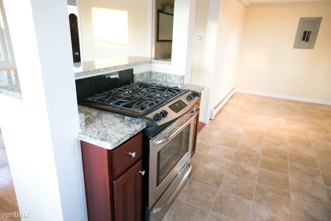 Building Photo - 3 br, 1.5 bath Condo - 65 Hale Street