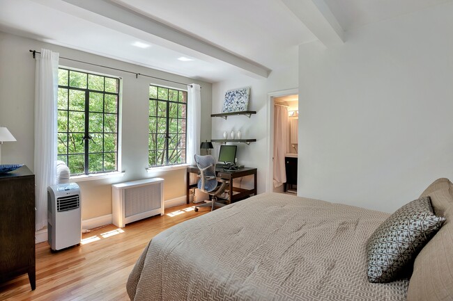 Building Photo - Spacious Midtown East 1 Bedroom