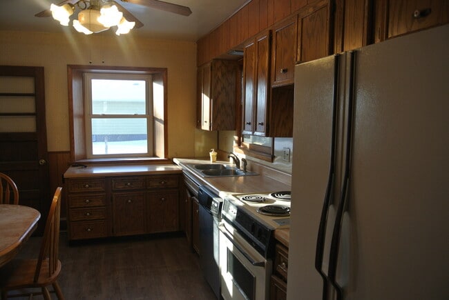 Building Photo - 4 Bedroom House!
