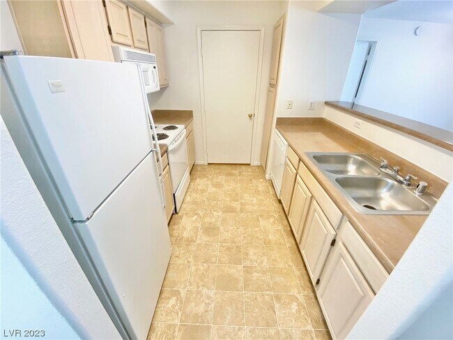 Building Photo - 555 E Silverado Ranch Blvd