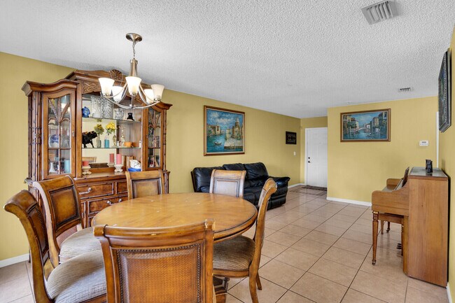 Building Photo - 3331 Commodore Ct