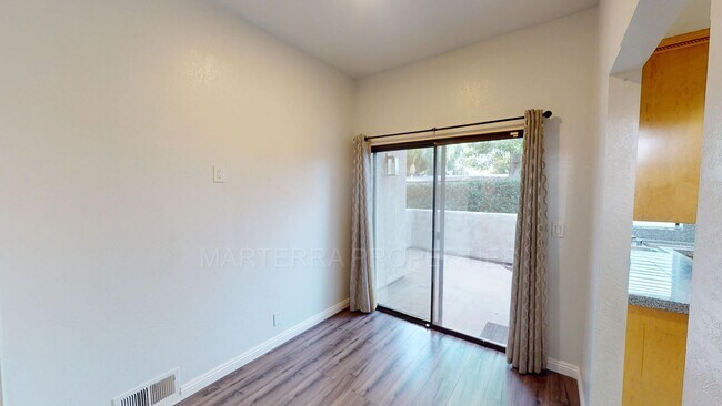 Foto del edificio - Beautiful 2 Bedroom Home in Costa Mesa