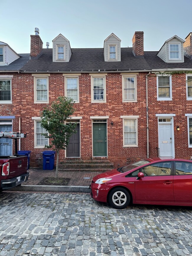 Building Photo - 659 Stirling St