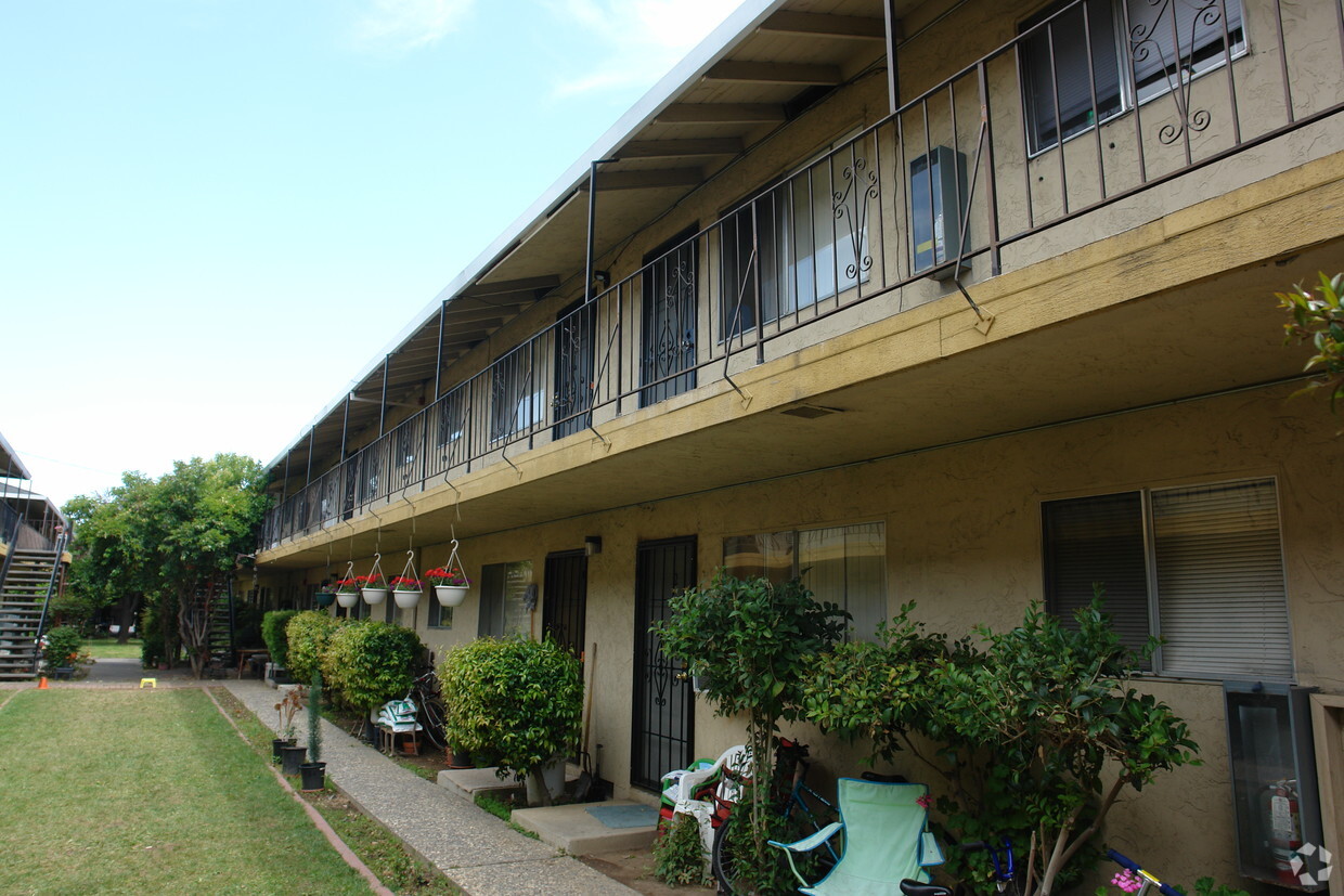 Building Photo - Driftwood Manor