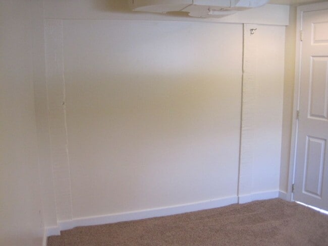 Building Photo - Live in Wallingford and Be Close to Everything!