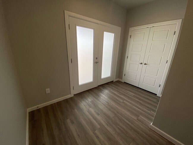 Building Photo - Gorgeous Townhome w/ Storm Shelter!!!