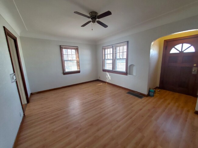 Foto del edificio - For Rent: Cute Waterloo Bungalow! Dawson St!