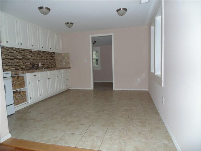 Building Photo - Available May 1st! 3-Bedroom, 2-Bathroom Home in downtown Springdale!