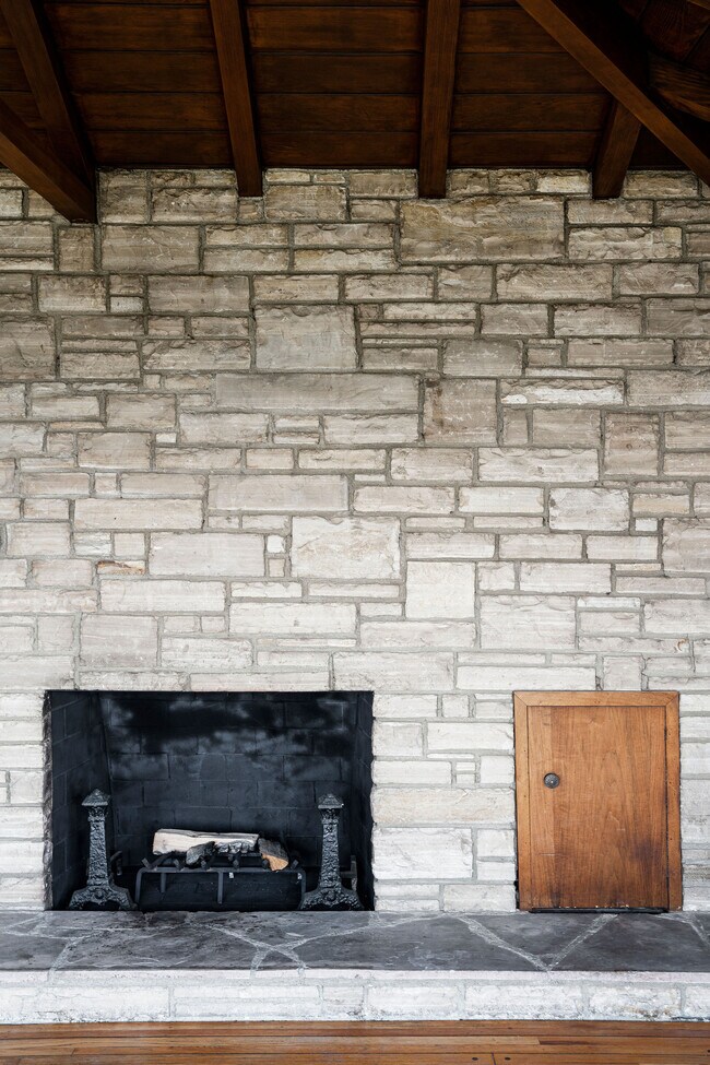 Building Photo - 2693 Glendower Ave