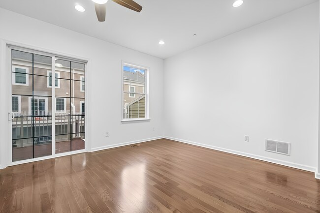 Foto del edificio - 205 Roosevelt Dr