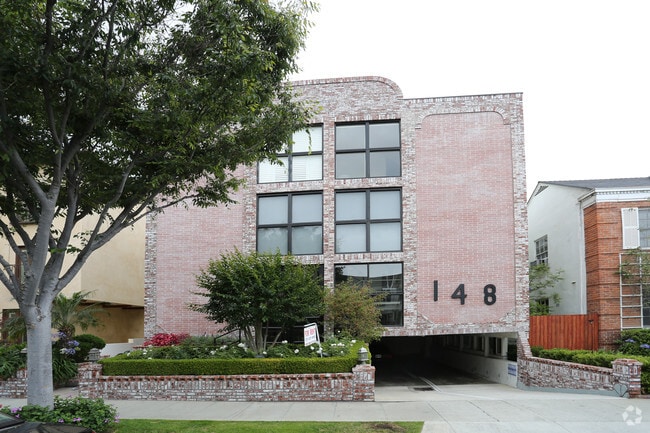 Building Photo - 148 S Reeves Dr