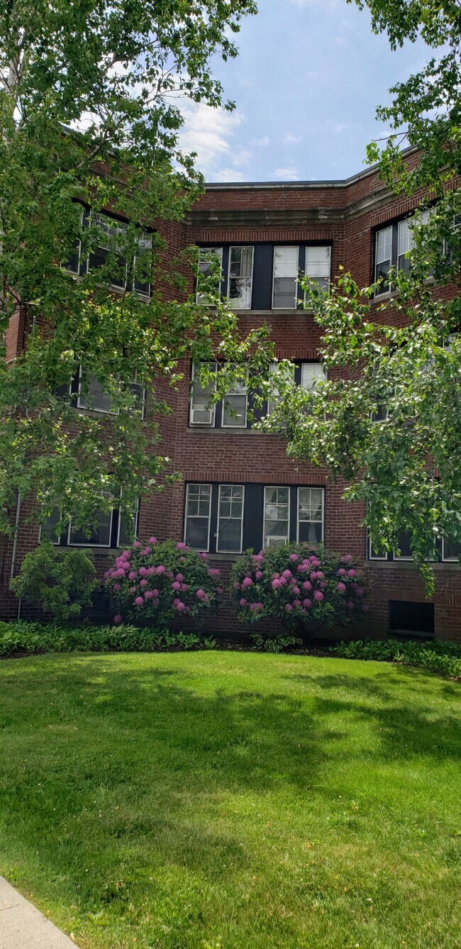 Building Photo - 108 Noyes St